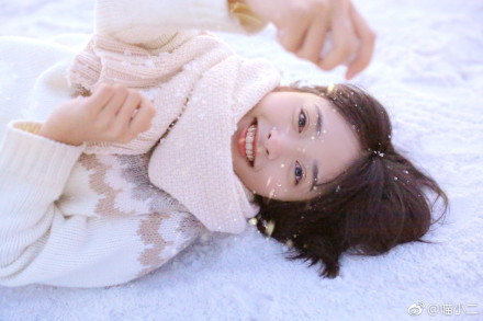 沈月冬日雪地唯美写真图片