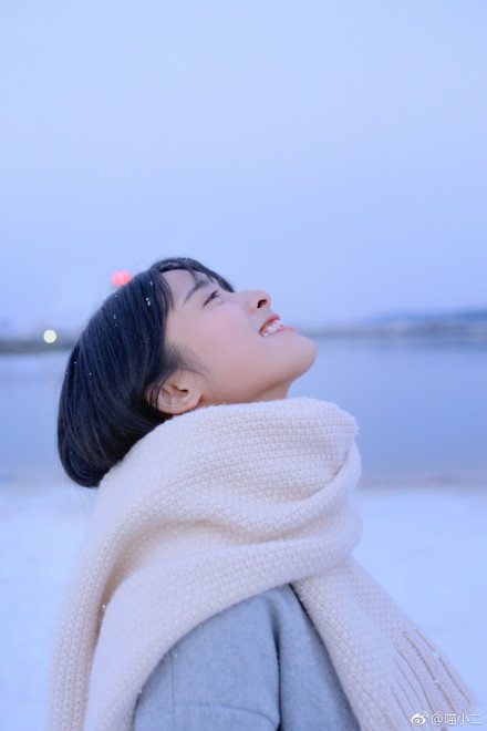 沈月冬日雪地唯美写真图片