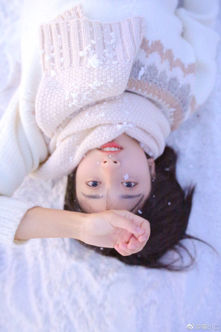 沈月冬日雪地唯美写真图片