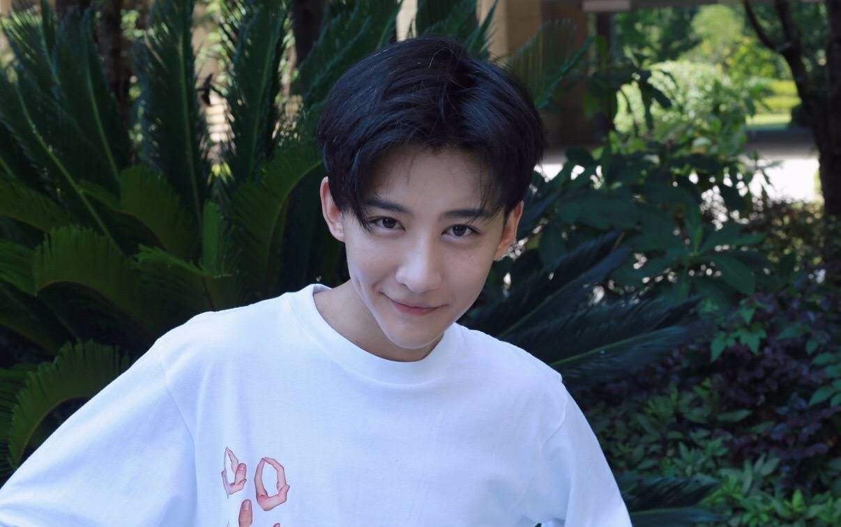 卢卓写真大片曝光 阳刚帅气魅力十足