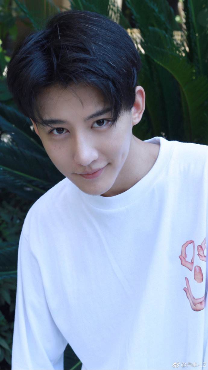 卢卓写真大片曝光 阳刚帅气魅力十足