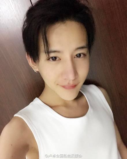 卢卓写真大片曝光 阳刚帅气魅力十足