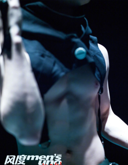 王嘉尔超大肌肉半裸写真
