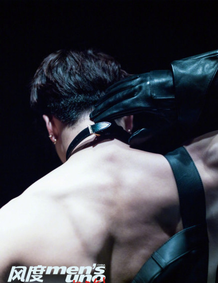 王嘉尔超大肌肉半裸写真