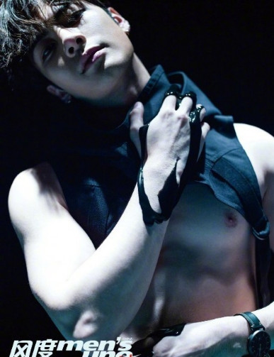 王嘉尔超大肌肉半裸写真