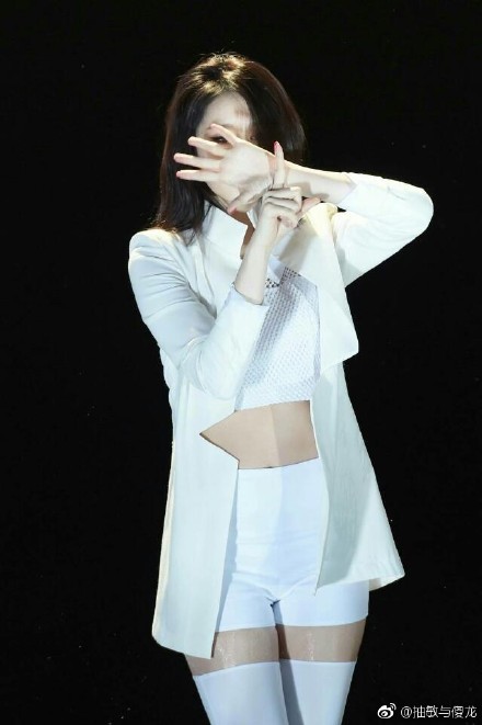 T-ara成员朴智妍性感美艳写真照