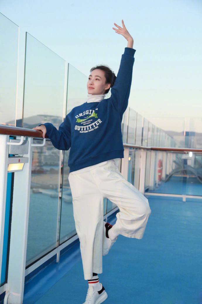 素颜女神王丽坤专业芭蕾舞姿遥望远方写真