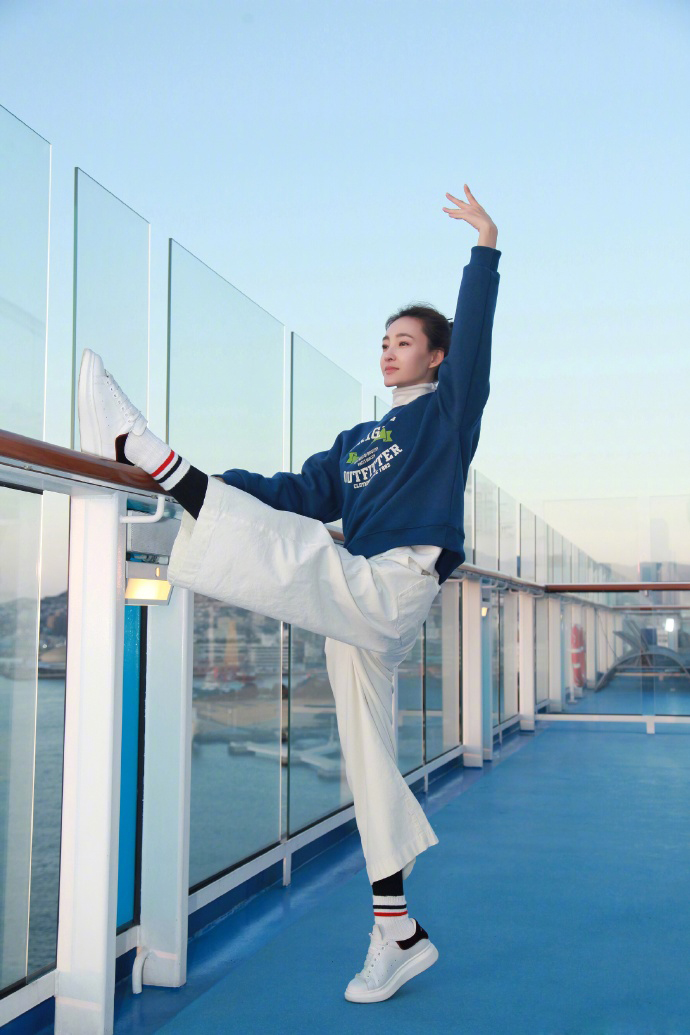 素颜女神王丽坤专业芭蕾舞姿遥望远方写真