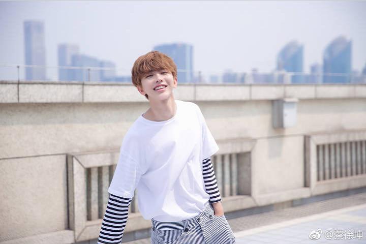 偶像练习生蔡徐坤阳光靓丽帅气写真
