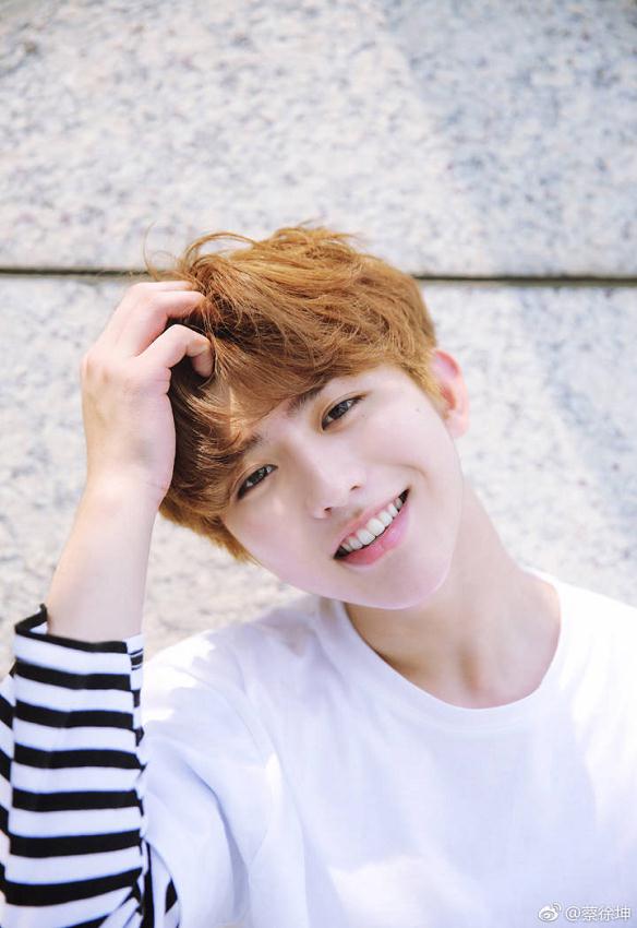 偶像练习生蔡徐坤阳光靓丽帅气写真