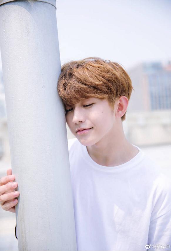 偶像练习生蔡徐坤阳光靓丽帅气写真