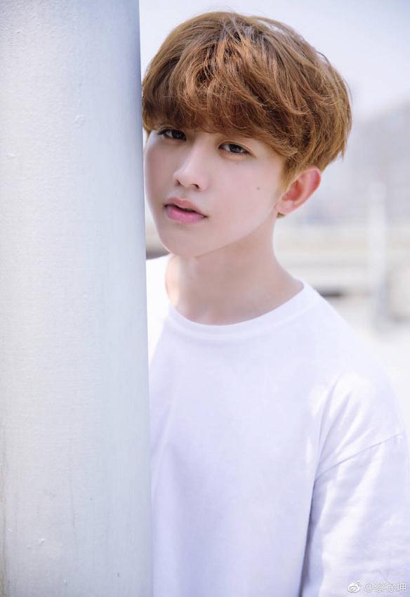 偶像练习生蔡徐坤阳光靓丽帅气写真