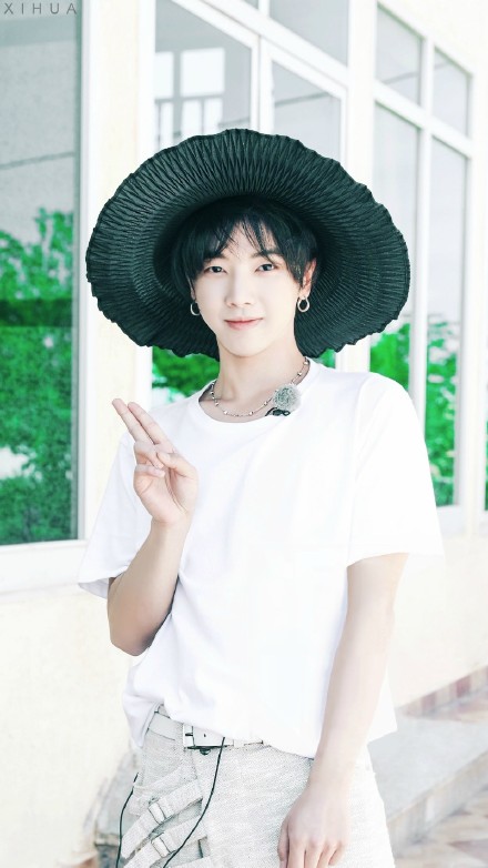 华晨宇旅途的花样清新写真照