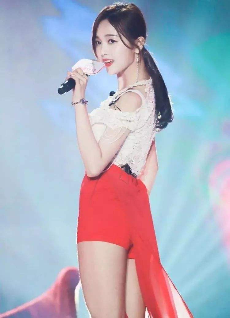 创造101亚军选手 小富婆吴宣仪写真