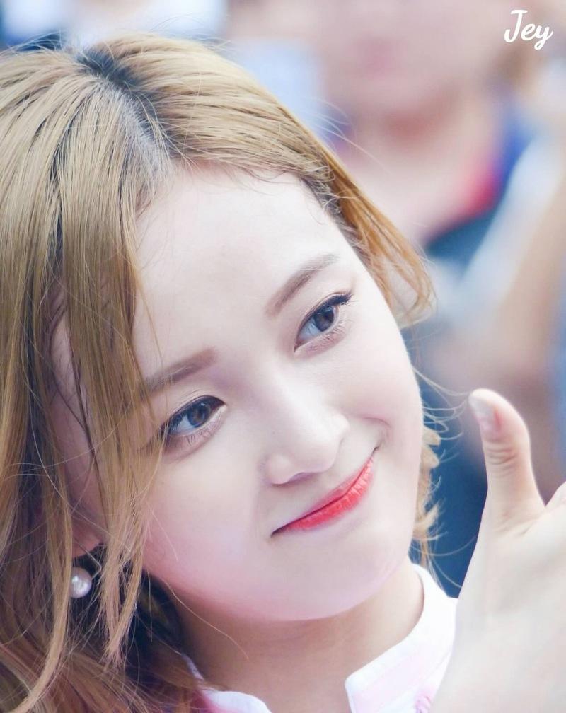 创造101亚军选手 小富婆吴宣仪写真