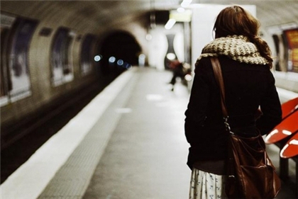 一句话经典：别在最美的时光里让自己满腹委屈。