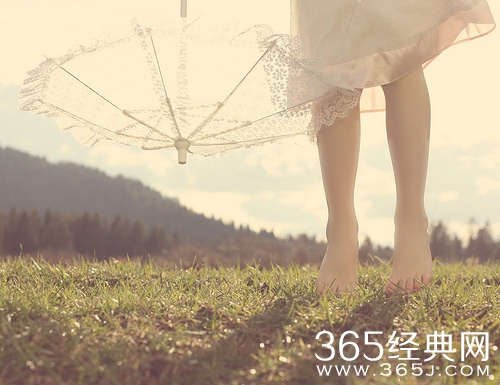 一句话经典：别在最美的时光里让自己满腹委屈。