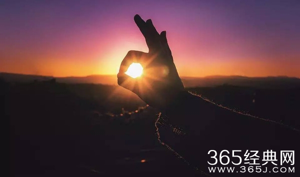 24句经典语录：人生是一种选择，要么忙于生存，要么赶着去死