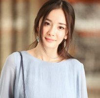 杨幂清新靓丽尽显辣妈风范