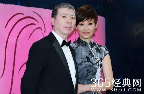 【明星动态大追踪】冯小刚徐帆现身秦皇岛接头，排队买煎饼果子被指接地气