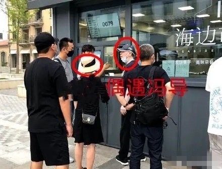 【明星动态大追踪】冯小刚徐帆现身秦皇岛接头，排队买煎饼果子被指接地气